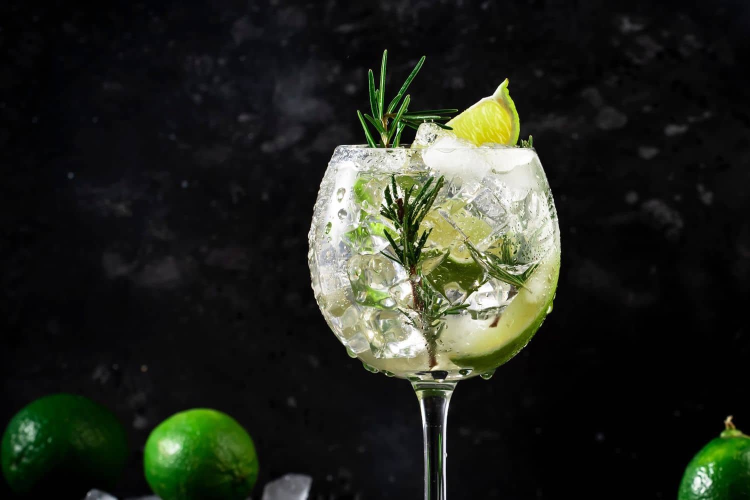 kokteilis NEALKOHOLINIS GIN TONIC